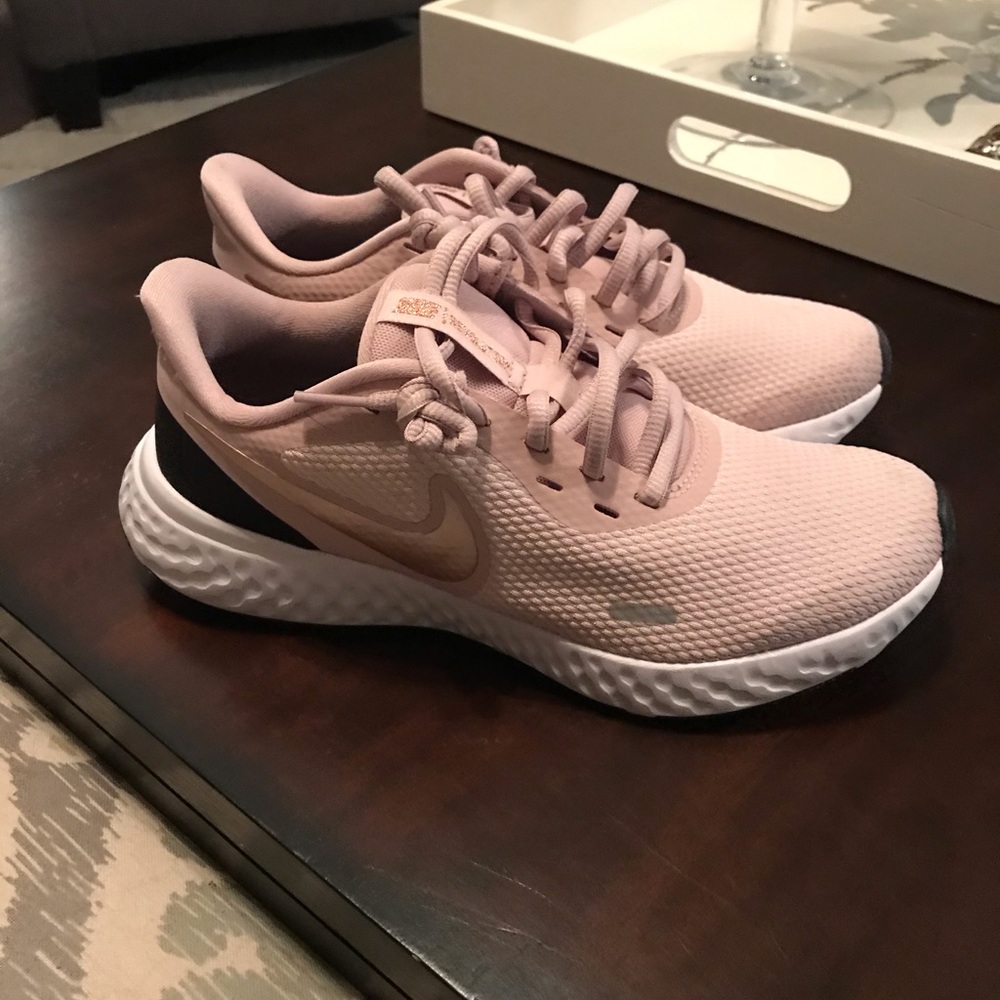 WMNS Nike Revolution 5